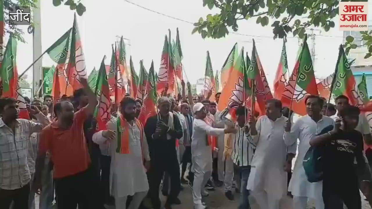 BJP workers protested in Jind, put up a signboard with a vote thief sticker outside the MLA's house