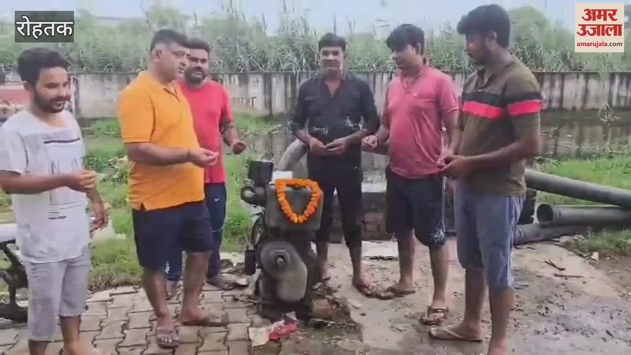 The pump installed for draining out water from Farman Chungi area in Meham, Rohtak stopped working, water spilled on the road