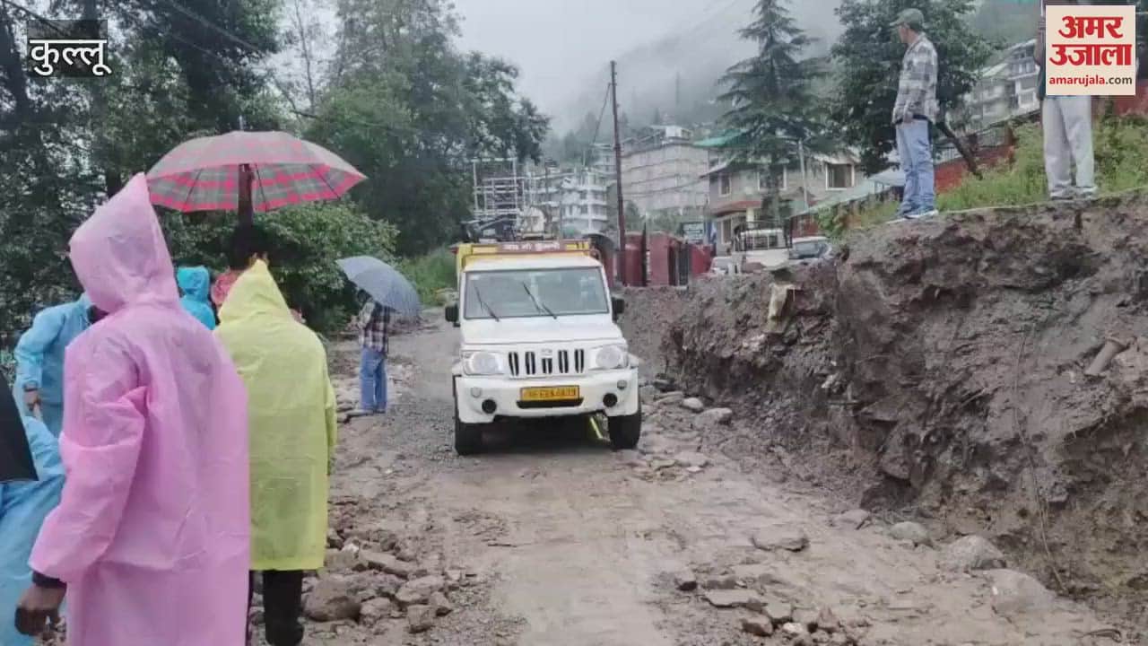 Manali Maintaining the left bank has become a challenge the swamp on the road is creating problems