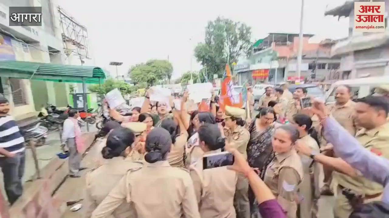 BJP Mahila Morcha protested at Congress office