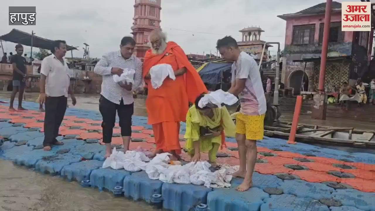 Shri Rajmata Jhandewala Mandir group in Hapur immersed the ashes of unknown dead in the Ganga
