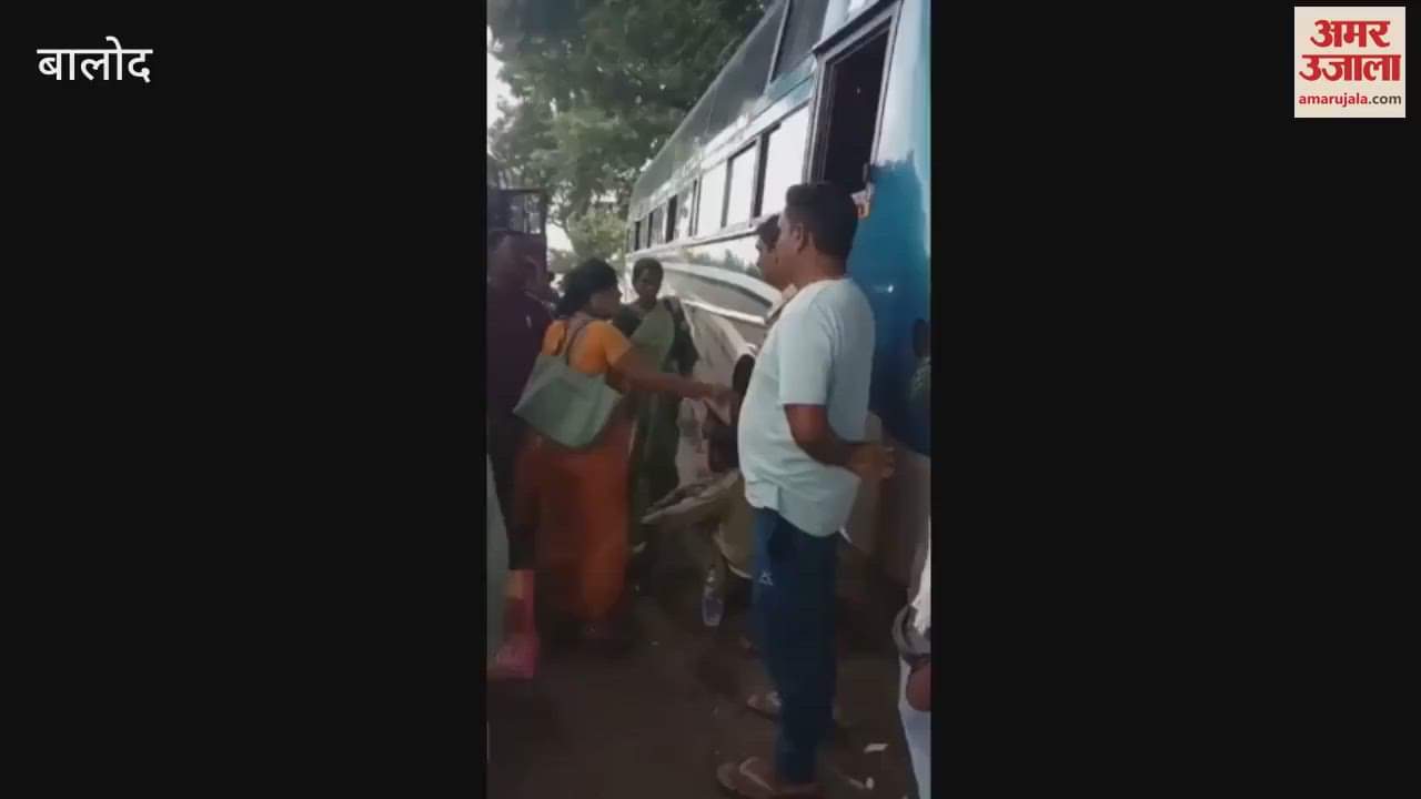 bus full of passengers collided with tree on Dallirajhara-Durg road