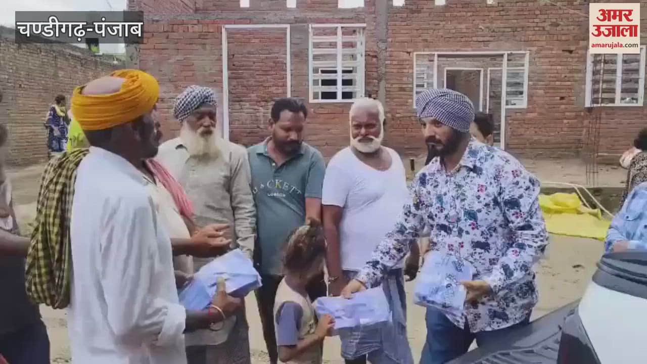 In Ferozepur, former MLA Sukhpal Nannu distributed food items to the flood victims