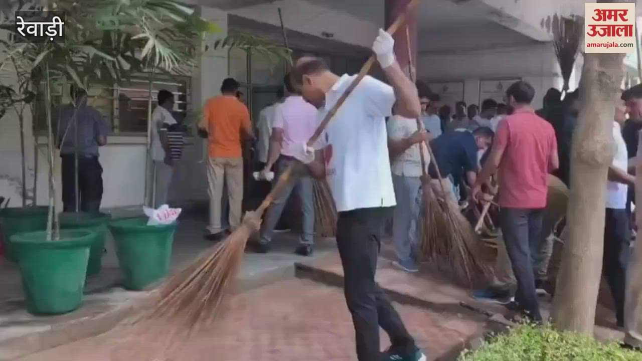 DC Abhishek Meena in Rewari gave the message of keeping cleanliness by doing Shramdaan in the secretariat premises