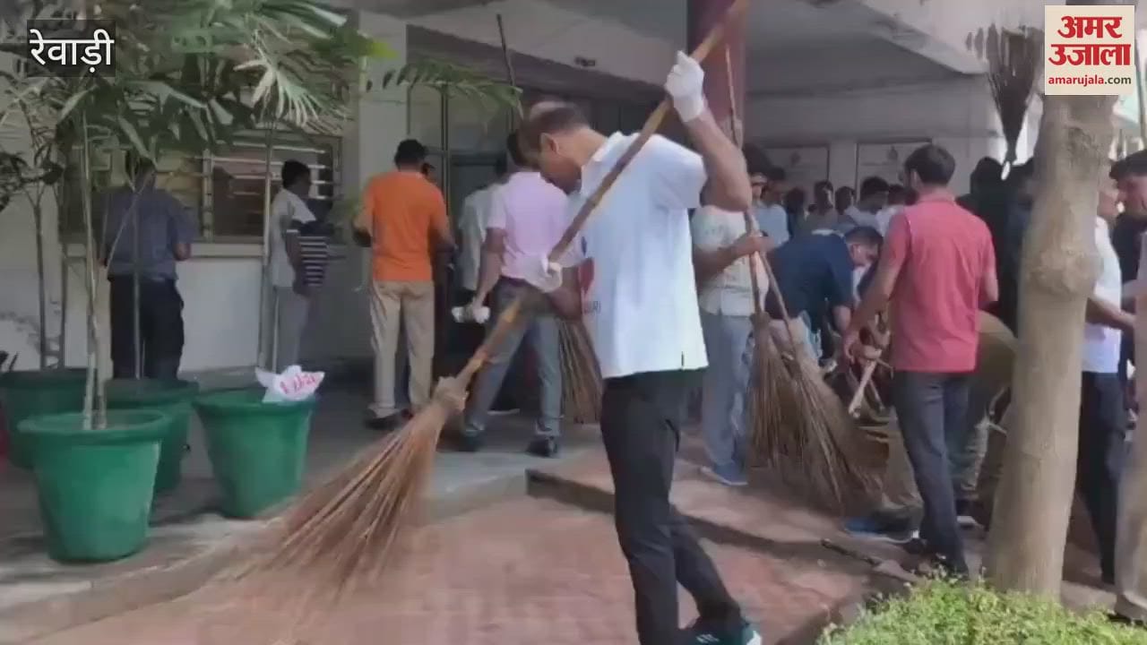 DC Abhishek Meena in Rewari gave the message of keeping cleanliness by doing Shramdaan in the secretariat premises