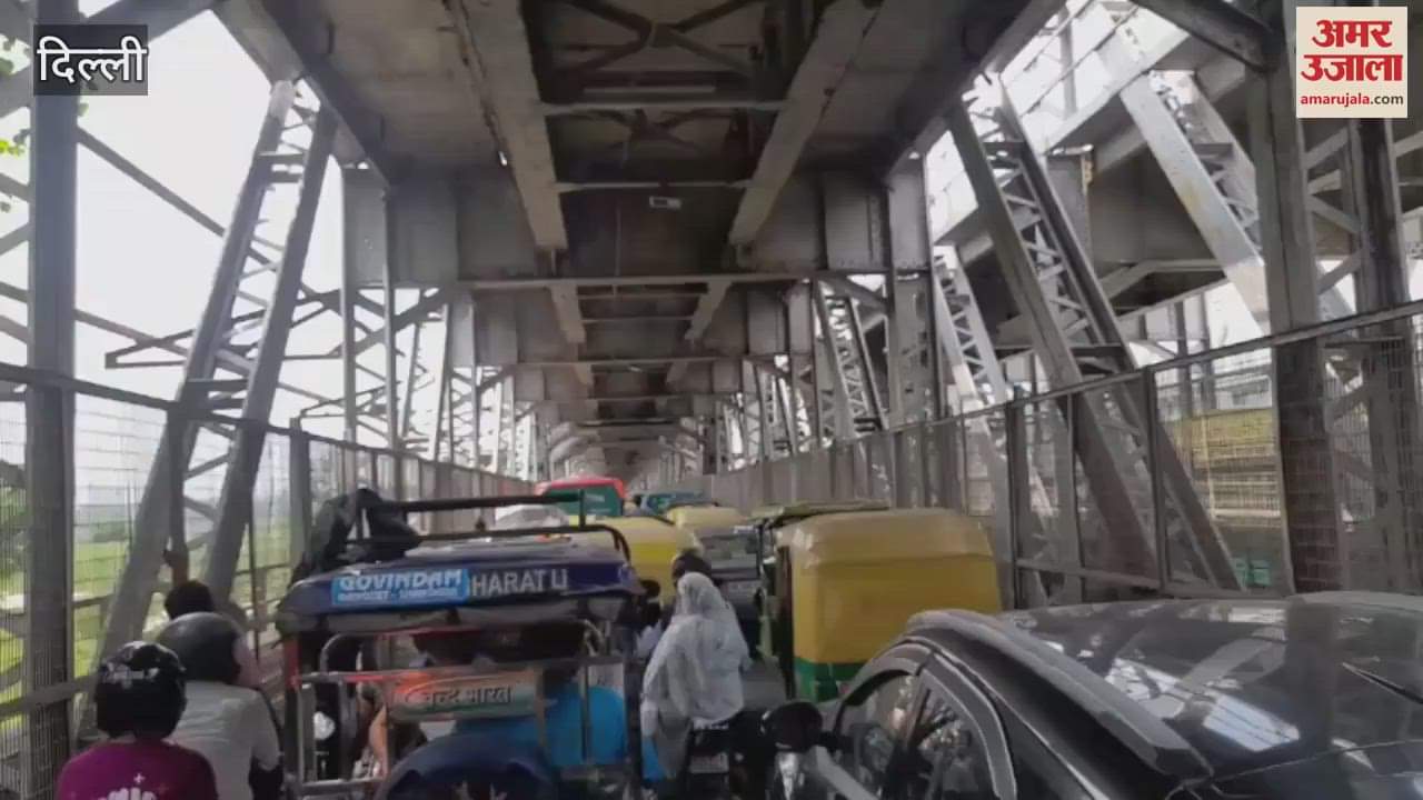 Drivers stuck in traffic jam at Delhi's Purana Loha