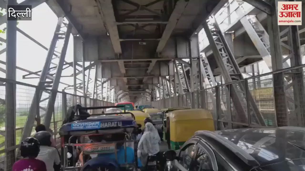Drivers stuck in traffic jam at Delhi's Purana Loha