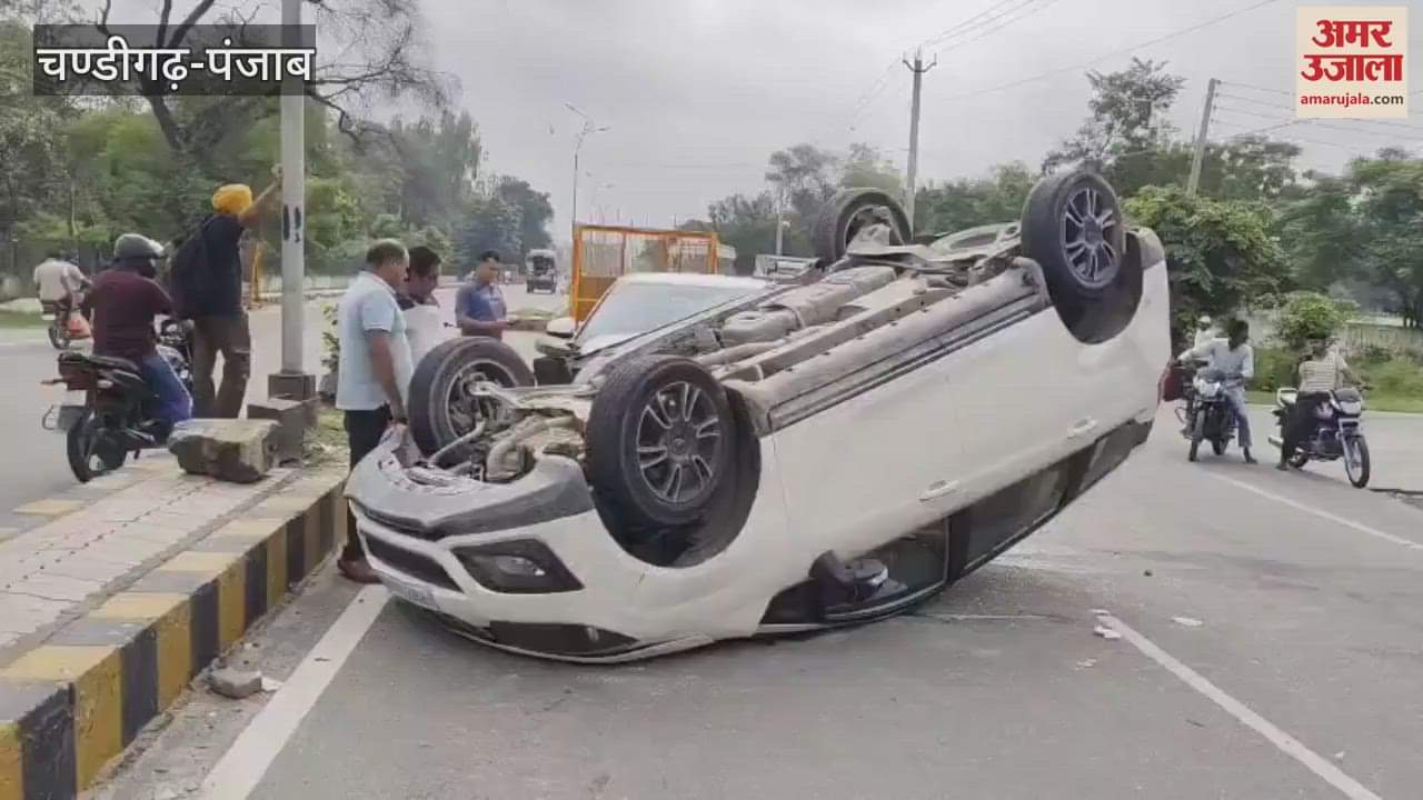 Two cars collided in Ferozepur, people narrowly escaped