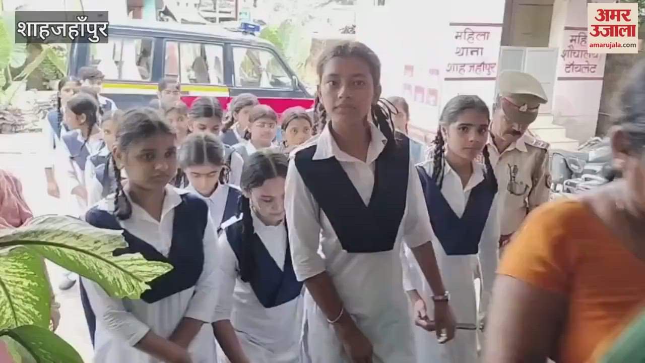 girl students learnt about the working of the police in Shahjahanpur