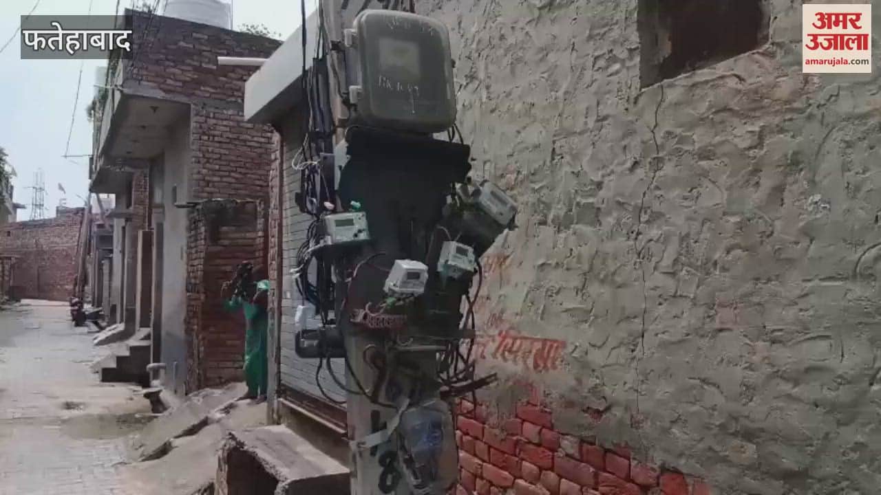 Unknown youths broke electricity meters in Hans Colony of Fatehabad