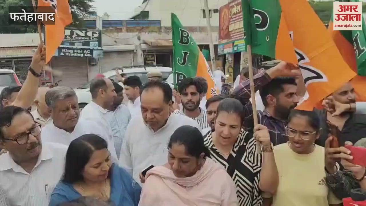 Protesting against the comments on PM and his mother, BJP burnt the effigy of Congress in Fatehabad
