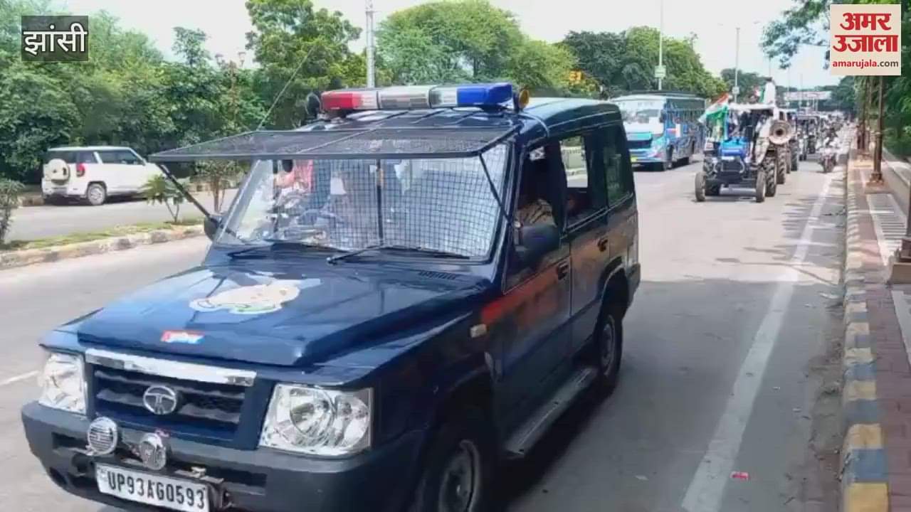 Jhansi: Farmers took out a tractor march, said- even after three months, the survey of crops destroyed by rain could not be done