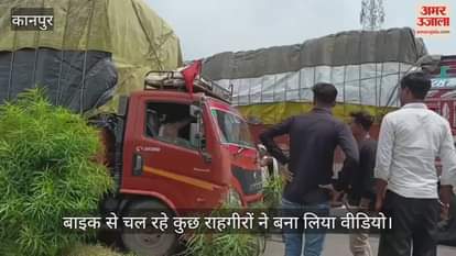 कानपुर में चलती डीसीएम में लटके मानसिक विक्षिप्त को चालक ने रॉड से पीटा