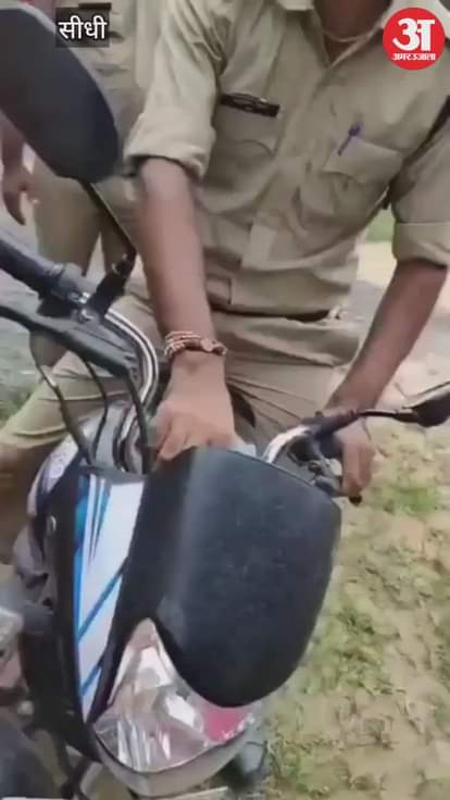 Sidhi News Woman attacks policeman who came to get stay in Majhauli chases him and beats him with slippers