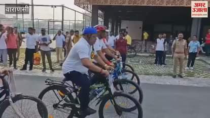 Gave the message of staying healthy by cycling 8 km in Varanasi