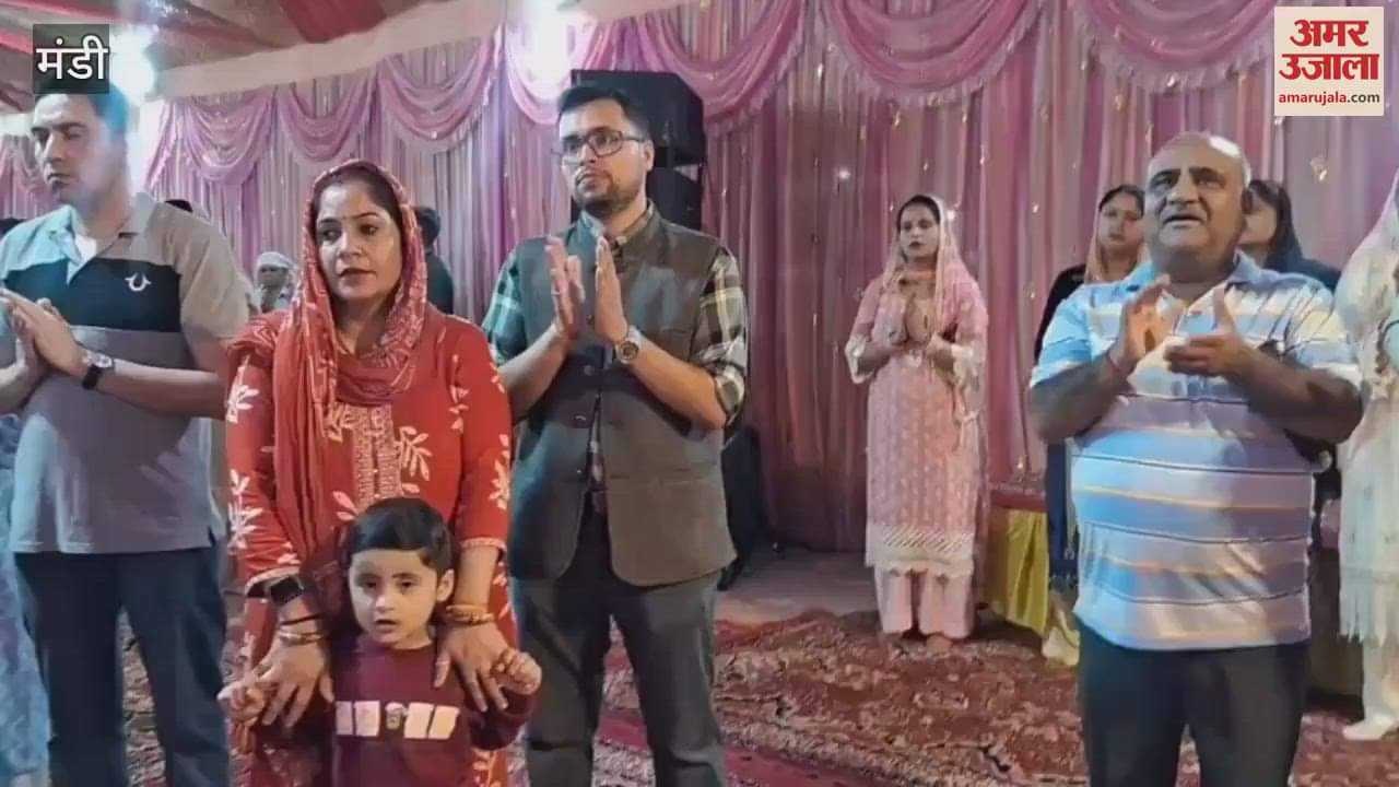 Mandi Johnny Thakur created a devotional atmosphere with his bhajans in the sixth bhajan evening