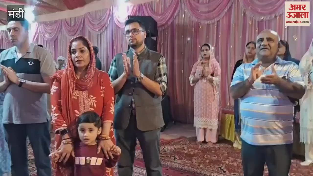 Mandi Johnny Thakur created a devotional atmosphere with his bhajans in the sixth bhajan evening