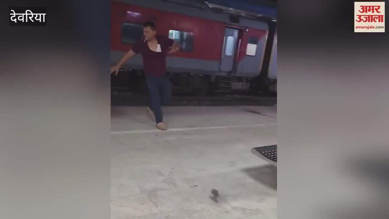 transgenders chased the inspector and beat him with sticks At Deoria railway station