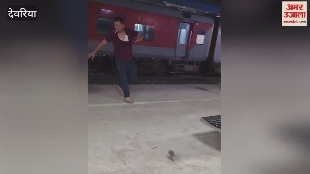 transgenders chased the inspector and beat him with sticks At Deoria railway station