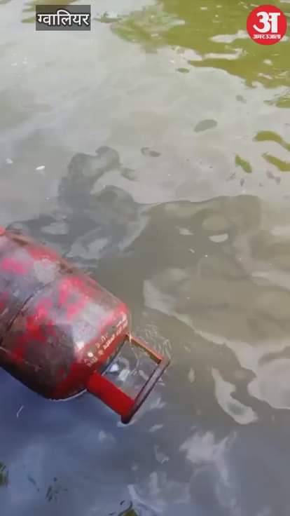 Due to dam overflow settlements were filled with water gas cylinders kept in warehouse started floating in wat