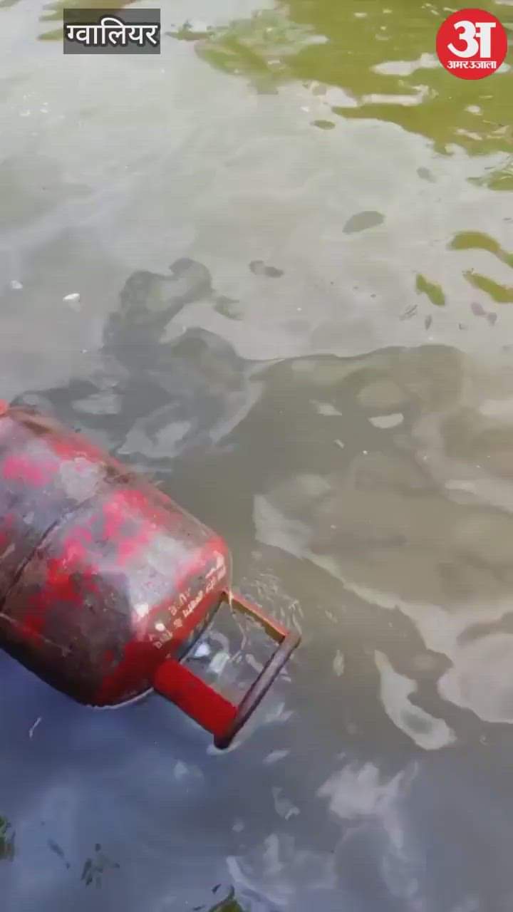 Due to dam overflow settlements were filled with water gas cylinders kept in warehouse started floating in wat