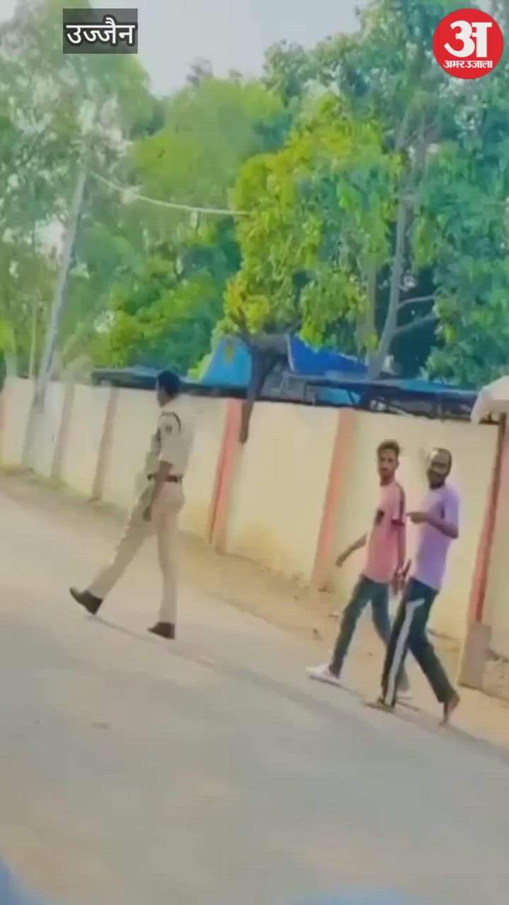 Calling himself a hero, he told police would give much money lawyer police caught him took out a procession