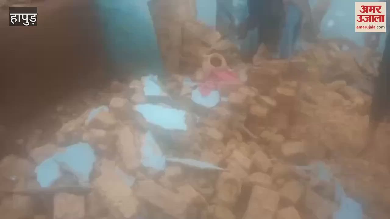 The roof of a house collapsed due to rain in Garhmukteshwar of Hapur, family members survived