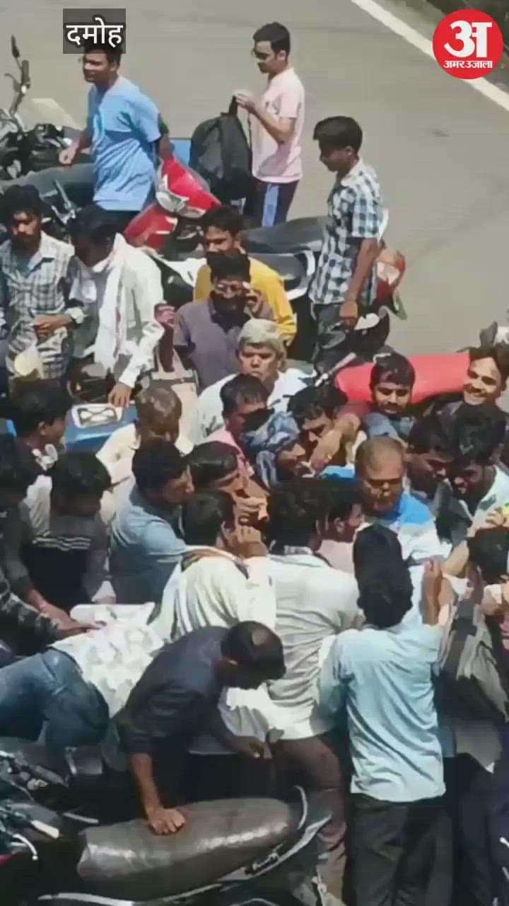 Farmers surrounded the employee for fertilizer and tried to snatch the coupon