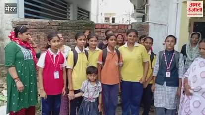 Meerut: School girls raised the demand to open the road, said, it takes a long time to go by taking a detour, they feel scared