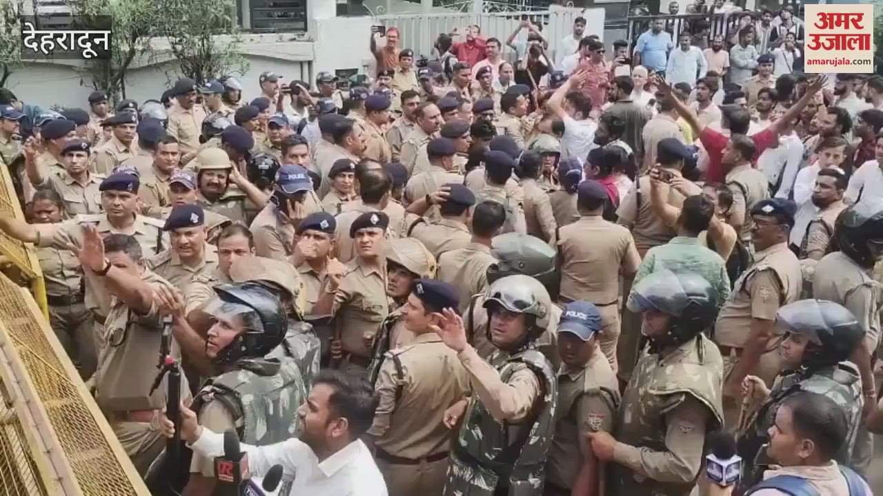 Congress raised voice against crime against women, protested by climbing on barricade