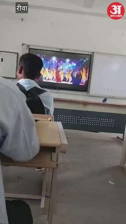 Bhojpuri song recitation took place in PM Shri College of Mauganj