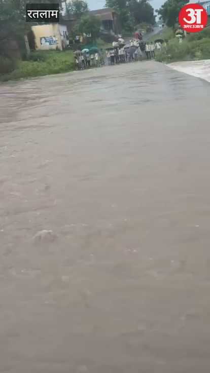 Heavy rain in Ratlam district, school bus landed in water filled under bridge
