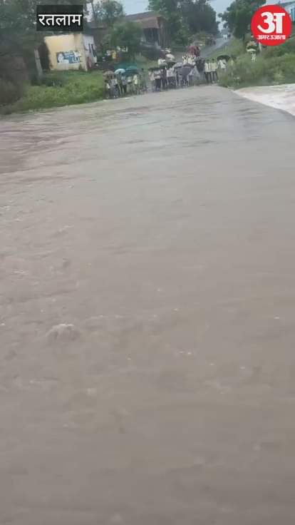 Heavy rain in Ratlam district, school bus landed in water filled under bridge
