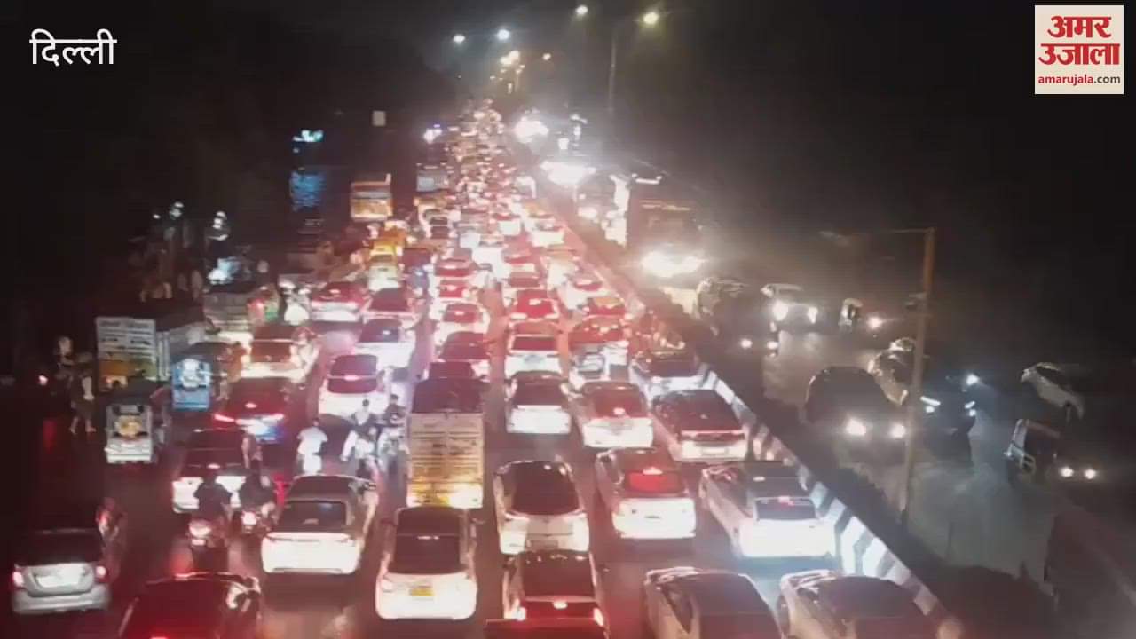 Passengers stuck in traffic jam due to Yamuna river flood