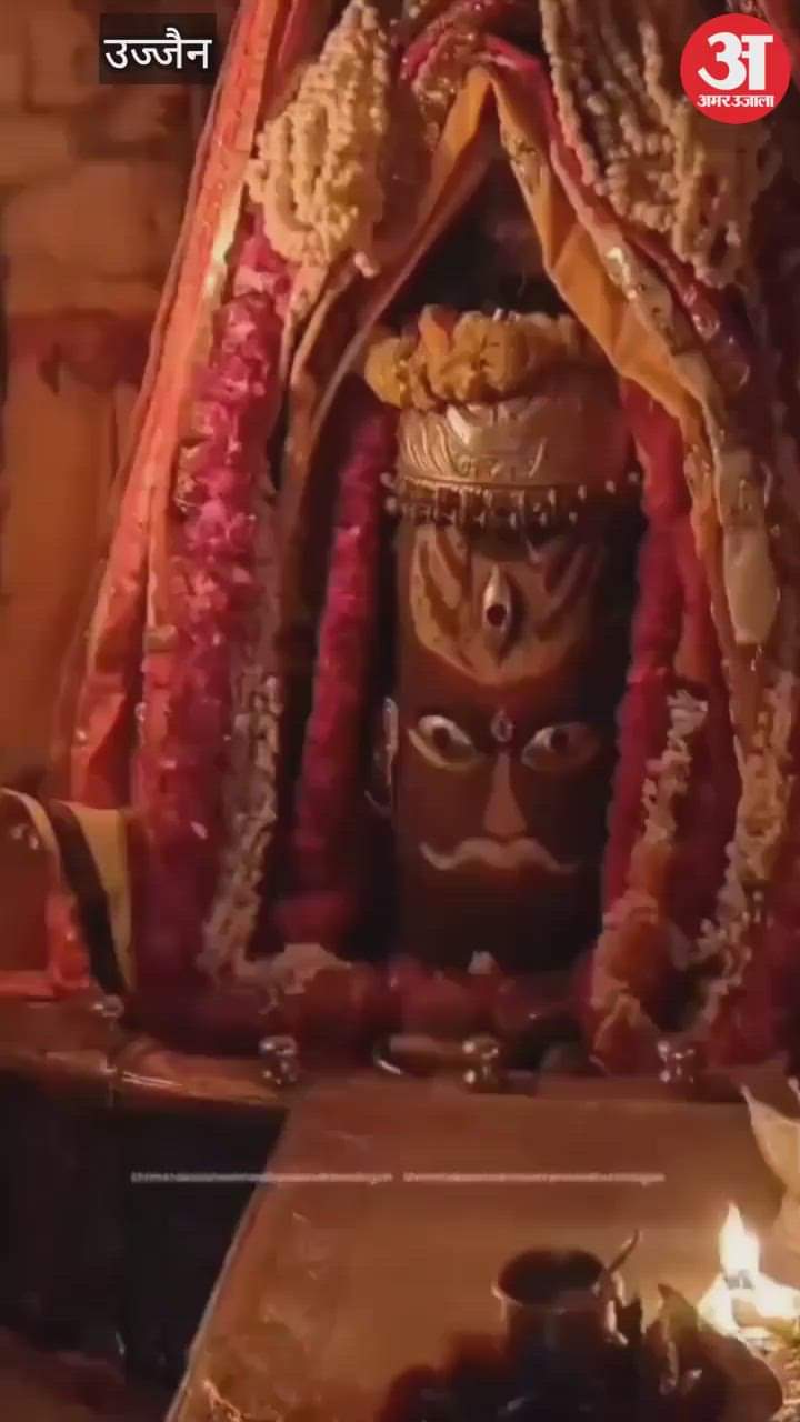 Baba Mahakal adorned with Tripund and Trinetra, today there were some unique darshans