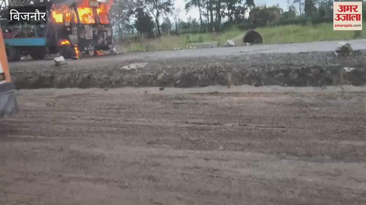 Handpump boring machine caught fire on highway in Bijnor