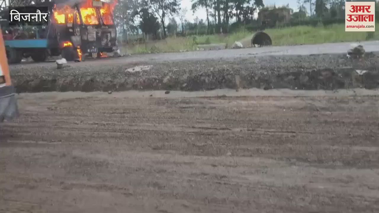 Handpump boring machine caught fire on highway in Bijnor