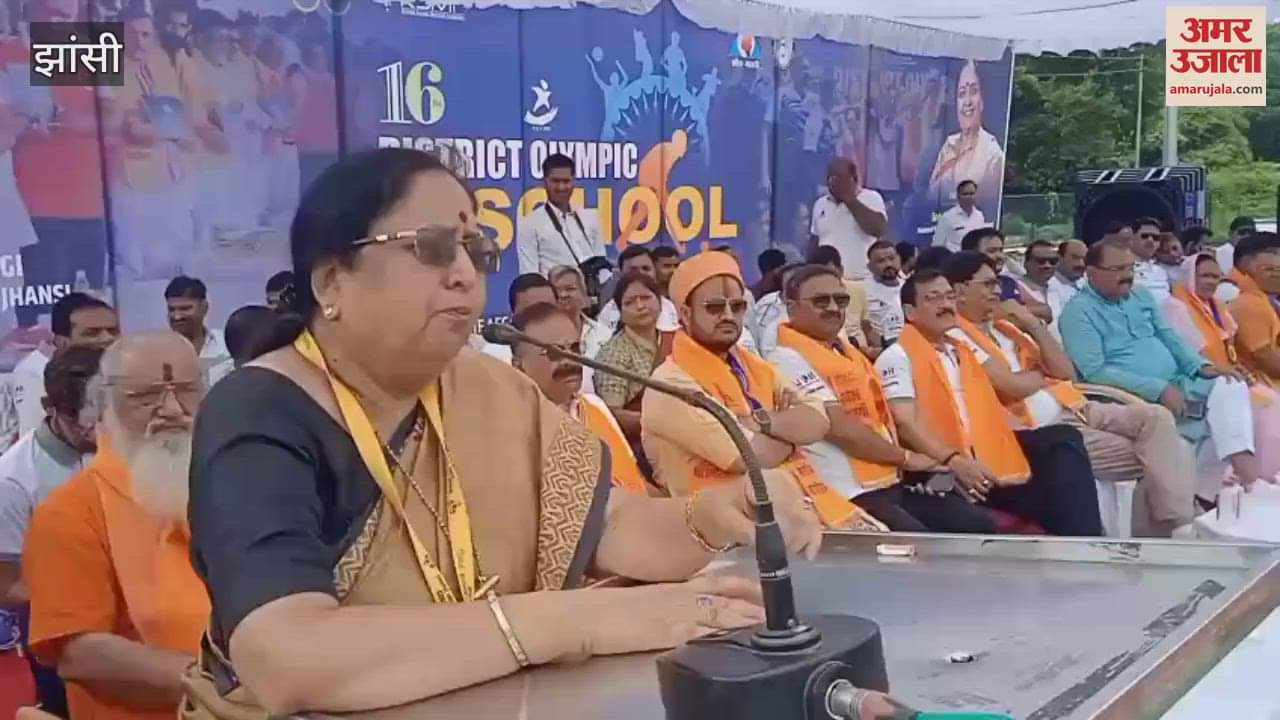 Jhansi: Minister Baby Rani Maurya told the benefits of playing, said...some become MPs and some become MLAs