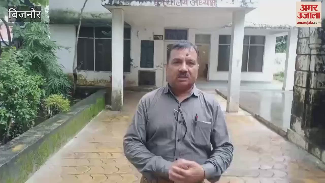 Bijnor: 100 year old building of Dhampur Nagar Palika is dilapidated, employees are working in fear