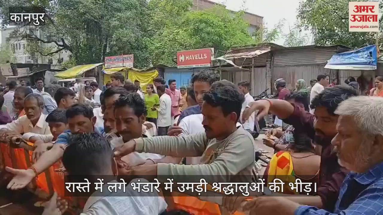 कानपुर में बुढ़वा मंगल पर भंडारे में प्रसाद चखते नजर आए पनकी मंदिर जाने वाले श्रद्धालु