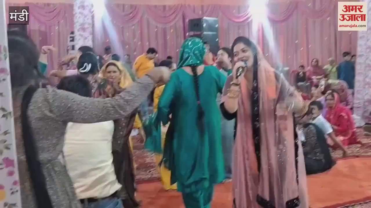 Seventh Bhajan Sandhya of Ganesh Festival near the old Punjab National Bank of the city