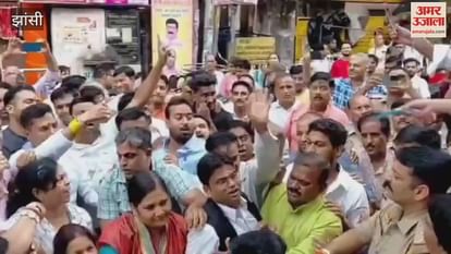 Jhansi: BJP district president and police station incharge signal each other...BJP leader taken into custody by holding him by the collar, video goes viral