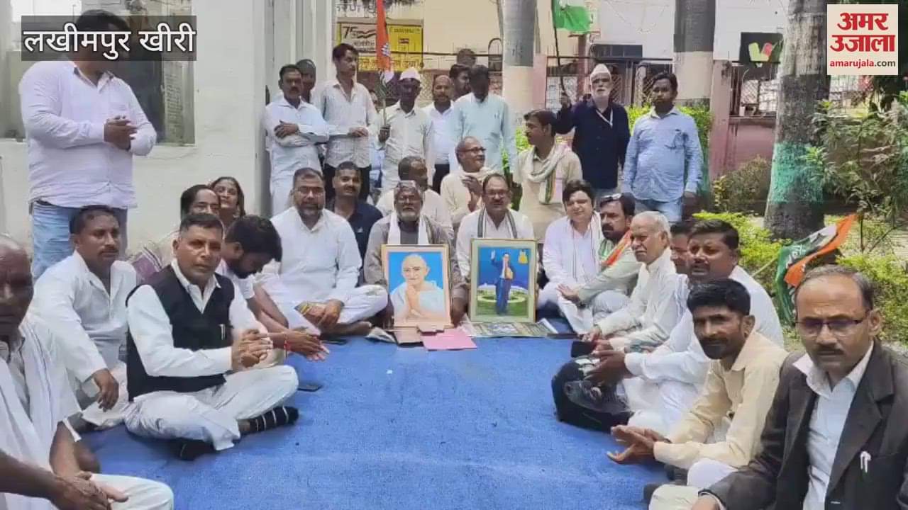 Congress sit-in protest demanding action against the women BJP workers who indulged in vandalism