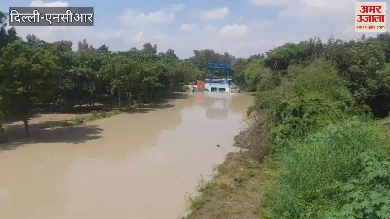 Private hospital in Yamuna Bazaar is empty and flood water reaches Shanti Van