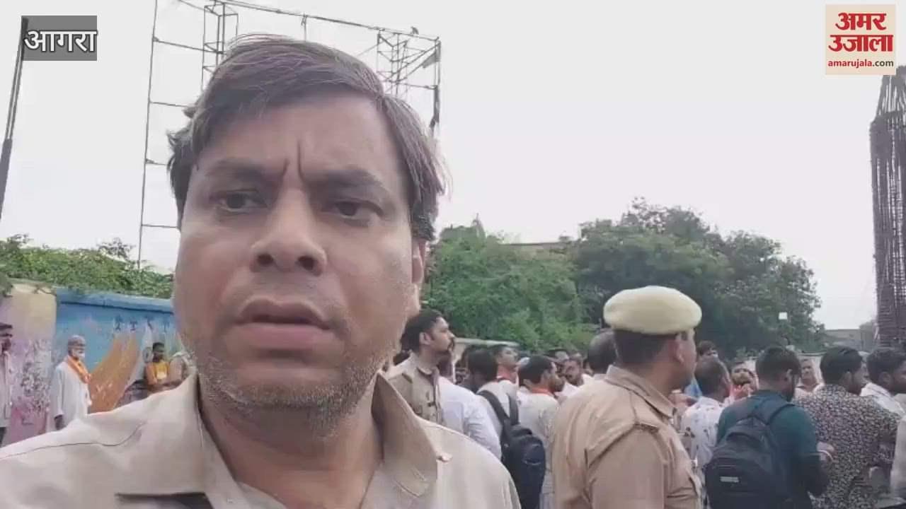 ABVP protests against lathicharge, MG Road blocked for hours