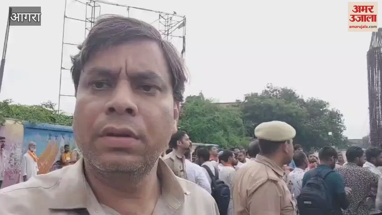 ABVP protests against lathicharge, MG Road blocked for hours