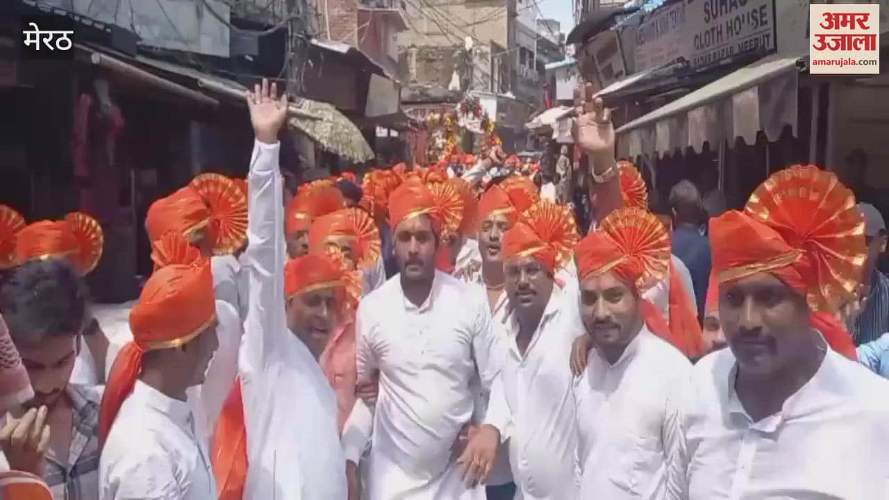 Meerut: Ganesh immersion procession taken out from Sadar Sarafa Bazaar, Marathi youths and women danced