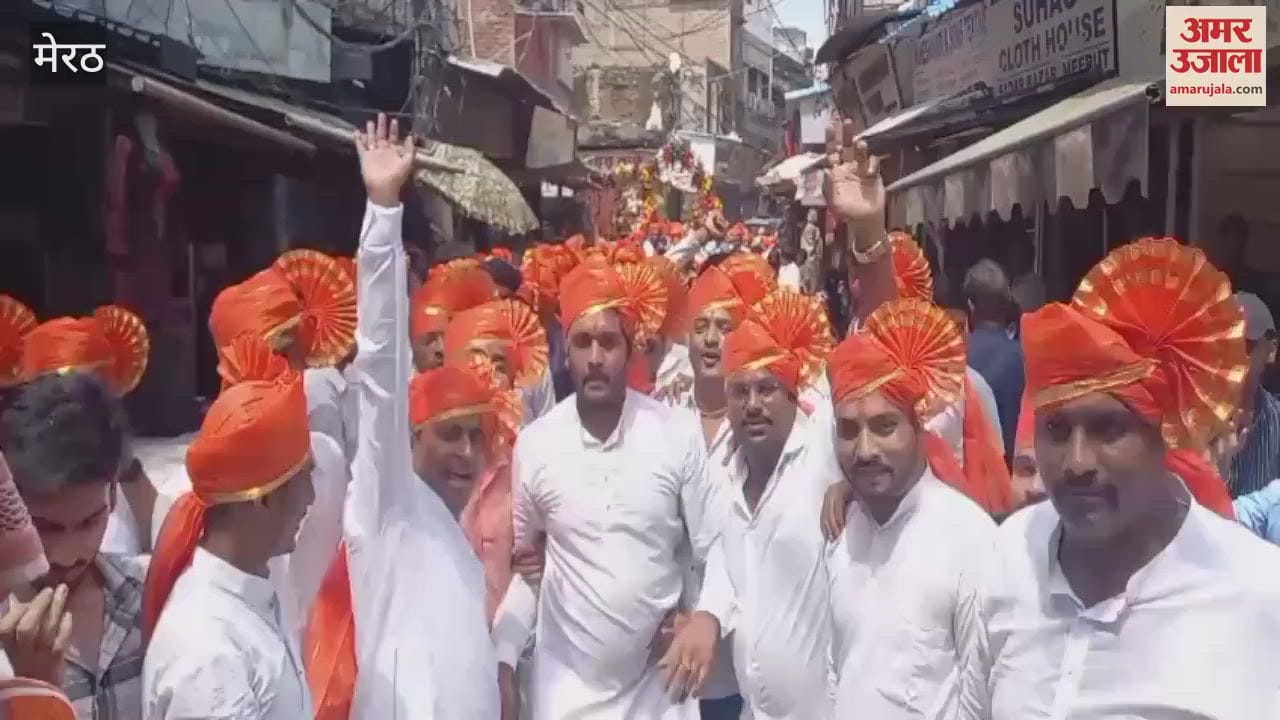 Meerut: Ganesh immersion procession taken out from Sadar Sarafa Bazaar, Marathi youths and women danced