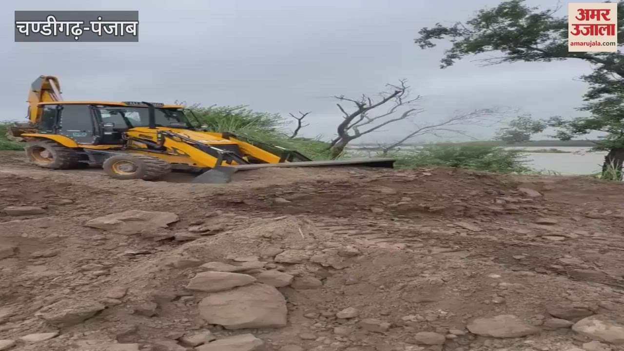 Soil is being filled on the Dhusi Dam of Ravi in Kot Rajada Amritsar