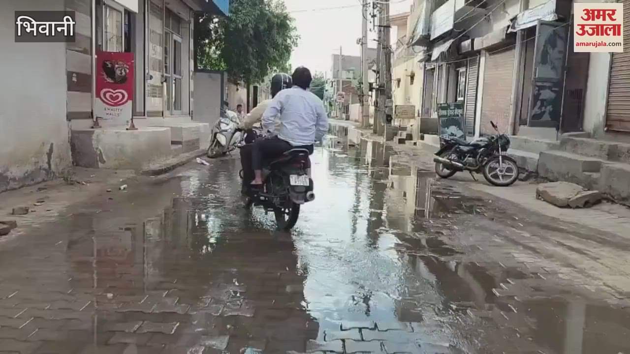 Street filled with water due to sewer overflow in Bhiwani, people troubled